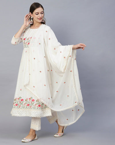 Women heavy Embroidered Viscose Rayon Blend kurta set in White Color